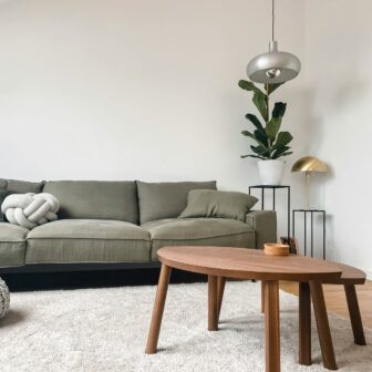 おしゃれなソファーのある部屋の写真